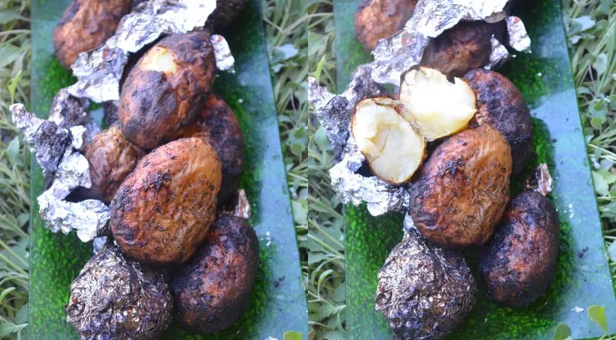 Ароматный картофель в углях на мангале
