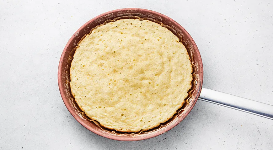 Творожная запеканка с изюмом на сковороде