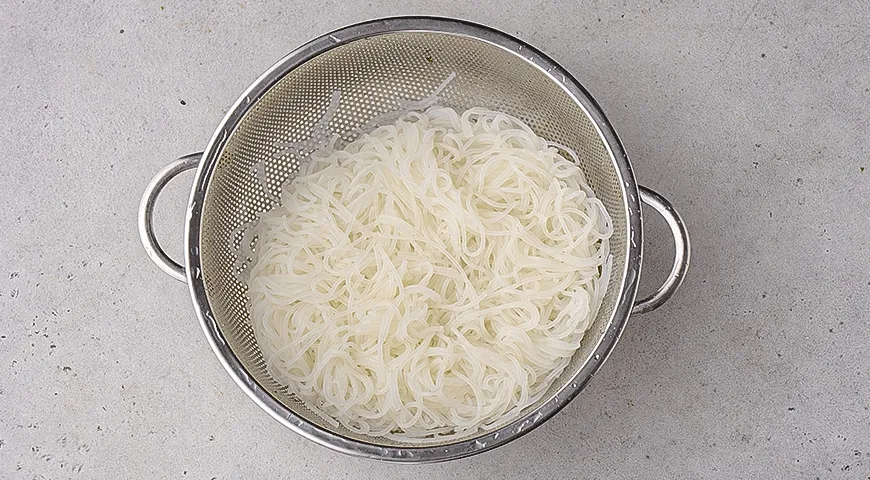 Салат из фунчозы с кунжутной заправкой