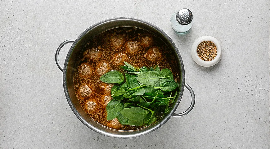 Суп с фрикадельками, шпинатом и песто