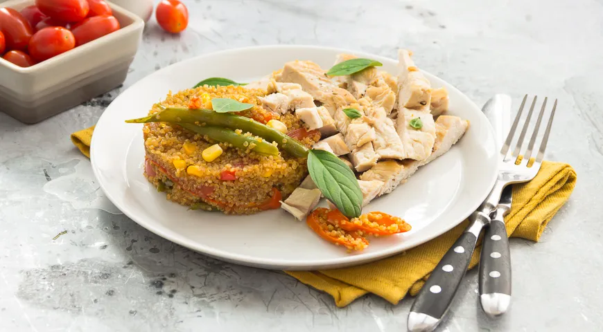 Киноа с курицей и овощами