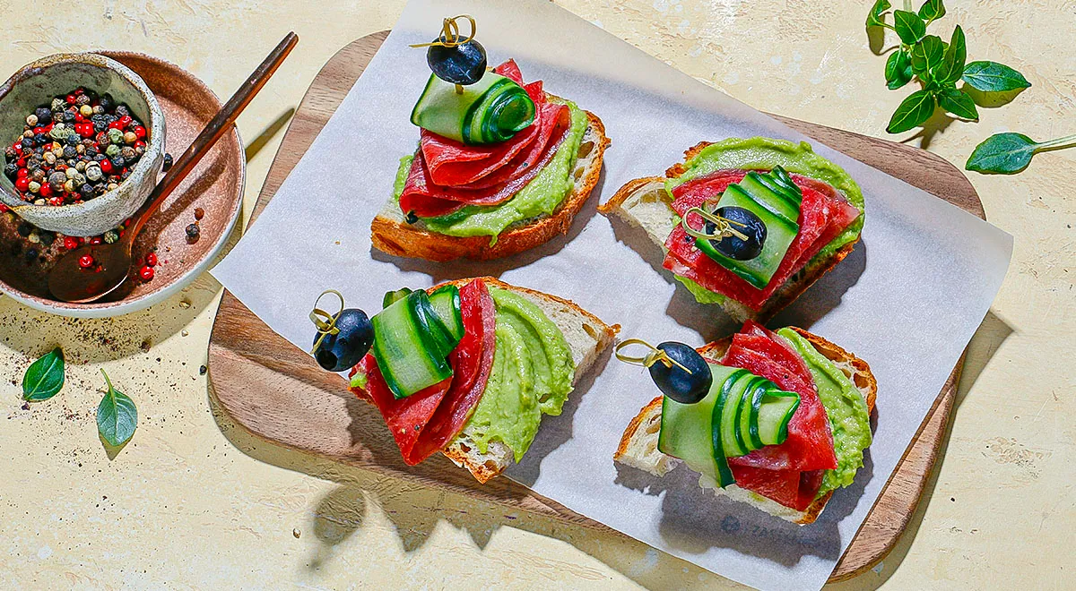 Канапе с авокадо, огурцом и колбасой