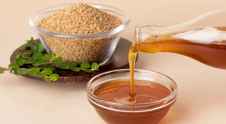 Кунжутное масло занимает особое место в восточной кухне, впечатляя насыщенным ароматом и теплым, с ореховыми отзвуками, вкусом