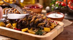 Запеченное мясо в духовке: 10 сытных блюд с румяной корочкой