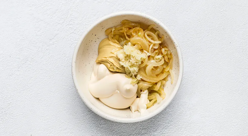 Мясо по-французски с картофелем, помидорами и сыром