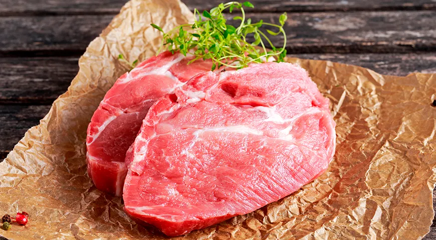 Качественное свиная лопатка пахнет нейтрально, едва уловимым мясным духом