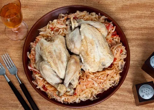 Цыплята с тушеной капустой
