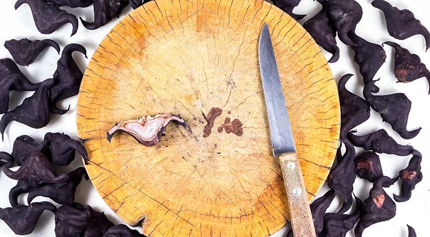 Свежий чилим, у которого скорлупа еще не стала твердой, можно очистить обычным кухонным ножом