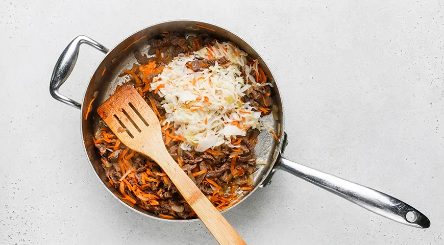 Капуста, тушённая с мясом по-домашнему