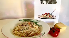 Паста в сливочном соусе с беконом и грибами