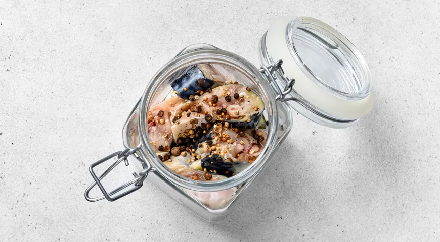 Маринованная скумбрия в масле с луком