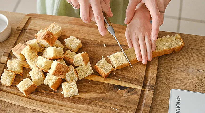 Фруктовый салат с бисквитом и мороженым