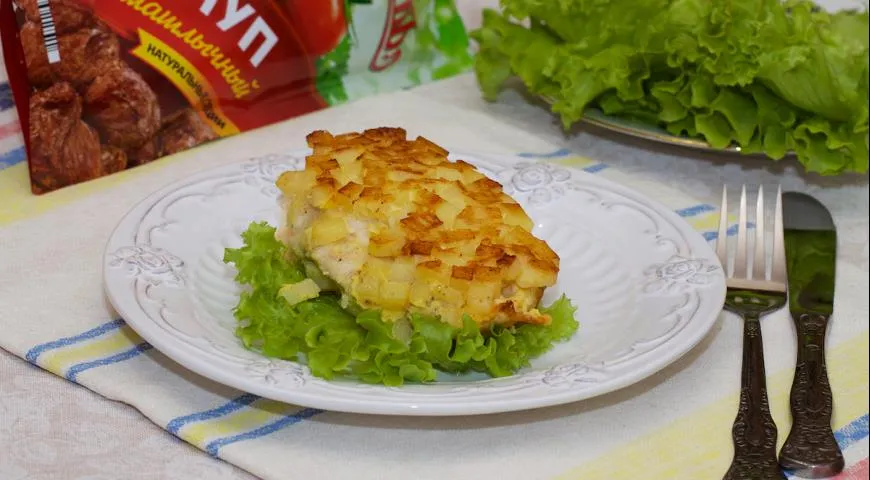Готовим куриную отбивную с соусом в хрустящем картофеле