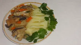 Тушёная свинина с грибами и овощами