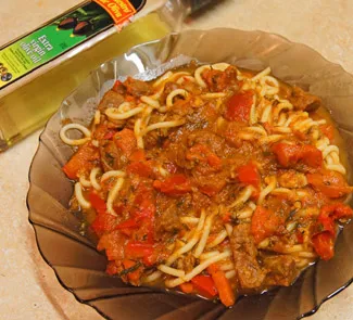 Паста с говядиной в томатном соусе