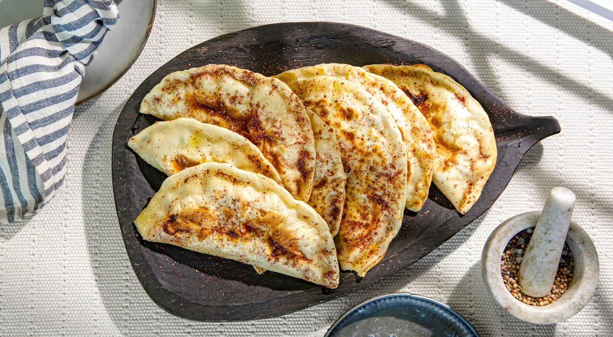 Кутабы с мясом, посыпанные сумахом