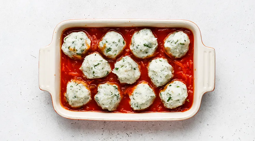 Рыбные тефтели с рисом в томатном соусе в духовке