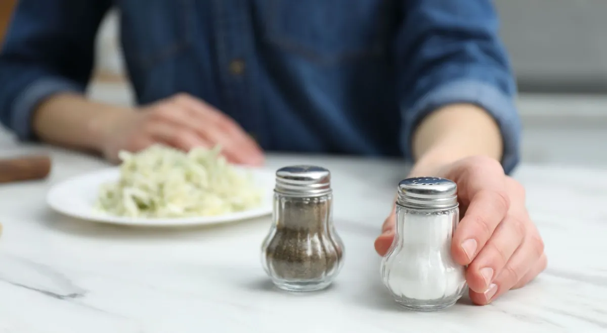 Привычка досаливать пищу зависит от пола