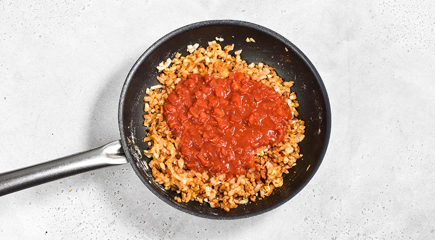 Куриные ножки в томатно-сметанном соусе на сковороде