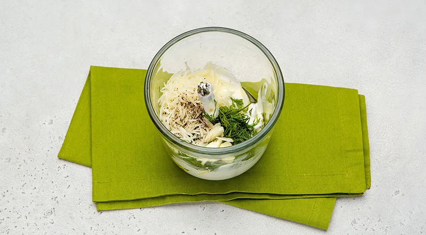 Сосиски с овощами на гриле с чесночным соусом