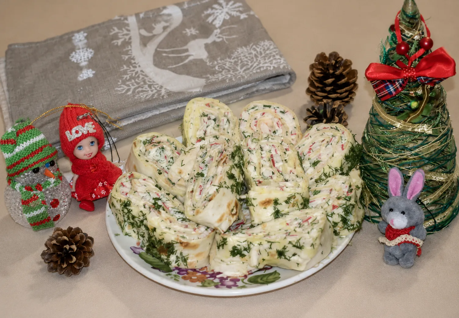 Закусочный рулет с крабовыми палочками и сыром