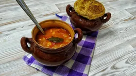 Суп с курицей и овощами в горшочках