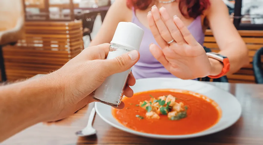 При французской диете следует ограничить употребление соли и приправ, которые ее содержат