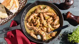 Тушеные куриные шейки с луком