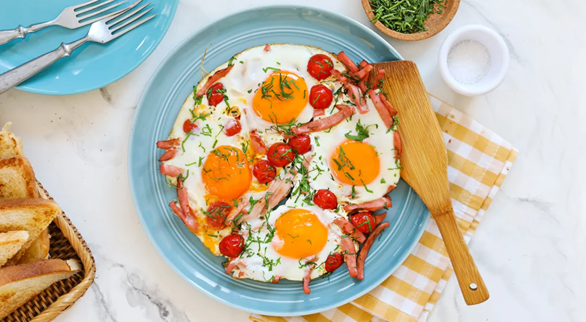 Сравнили виды яичницы и их калорийность: с беконом, помидорами, сыром, на тосте и ПП-вариант