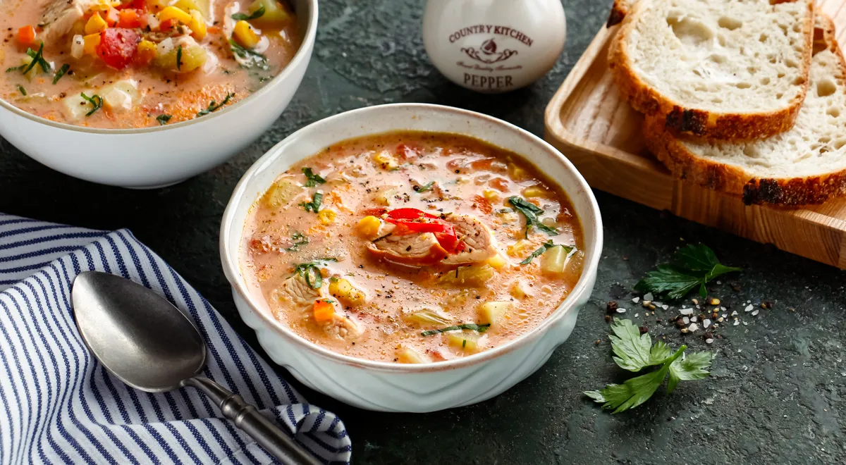 Сырный суп с копченой курицей, томатами и кукурузой