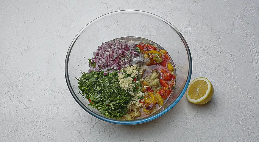 Шашлык с овощной икрой на углях