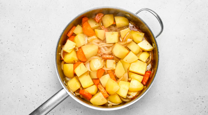 Баранина с картошкой и овощами на сковороде