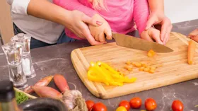 Как научить детей безопасному обращению с кухонным ножом