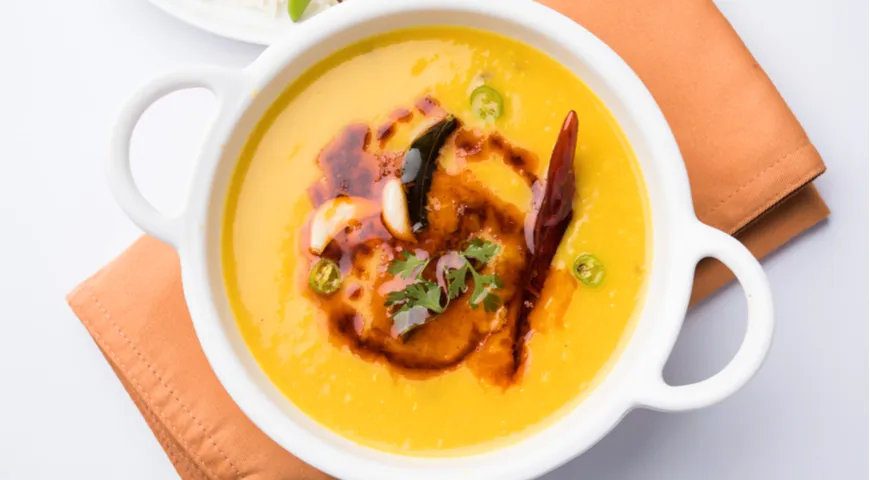 Одно из популярнейших индийских блюд «Дал тадка», густой суп из бобовых с тадкой