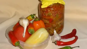 Острая закуска из горького перца с овощами