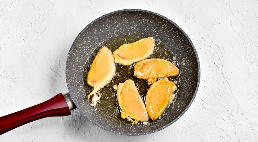 Колбаса в кляре на сковороде