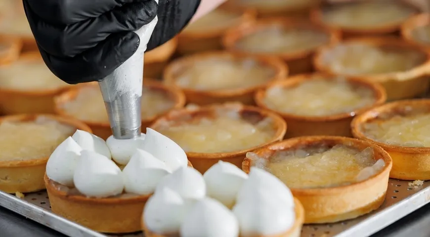 По своей сути, тарталетка — это небольшой открытый пирог, который уже запекается вместе с начинкой или предполагает, что начинка будет выложена в готовую основу и подана немедленно