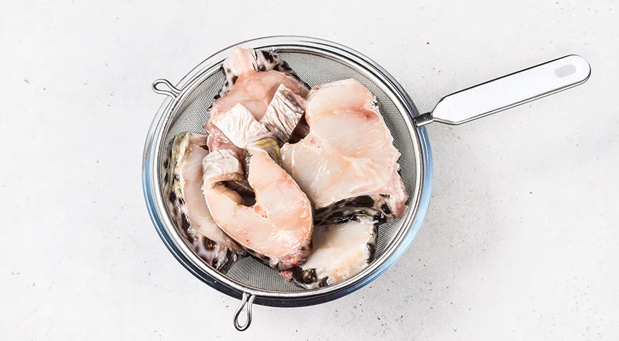 Стейк зубатки, запеченный с сыром и помидорами в духовке