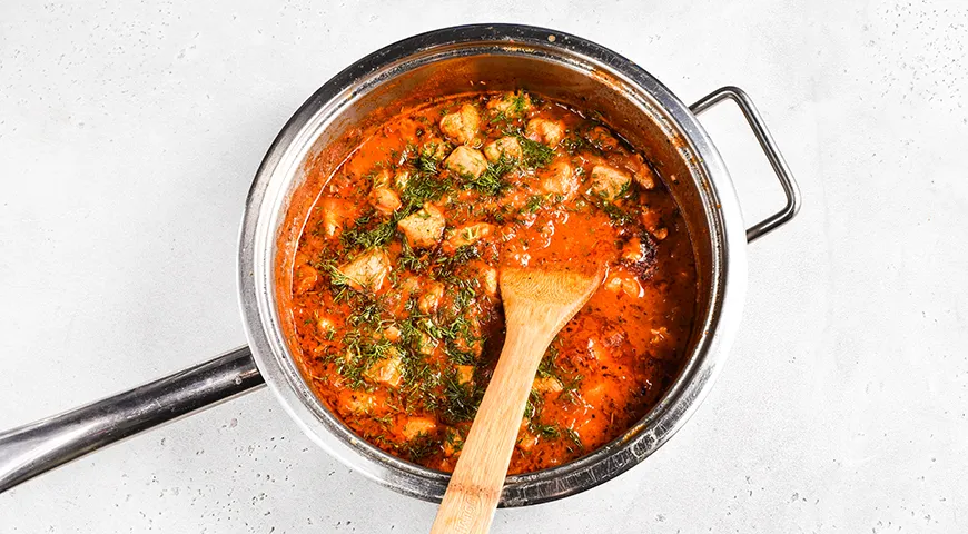 Куриное филе, тушенное в томатном соусе