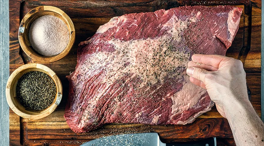 Традиционный техасский брискет — это мясо, черный перец и соль