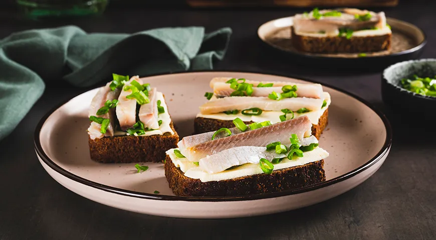 Сэндвич на ржаном хлебе с заломом