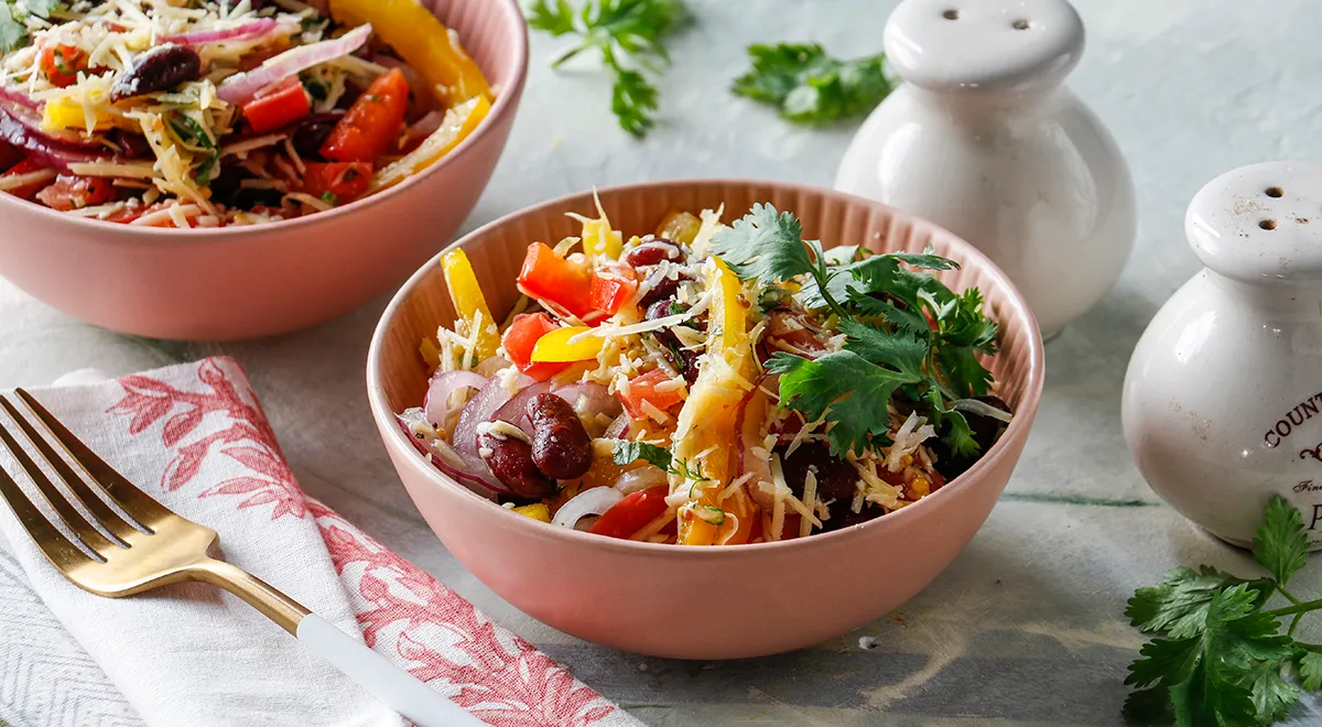 Салат с фасолью, помидорами и сыром