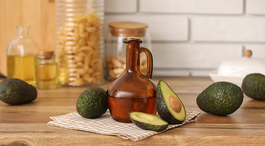 Нерафинированное масло авокадо хранится в темной стеклянной бутылке в шкафу 12 месяцев; рафинированное — до 24 месяцев