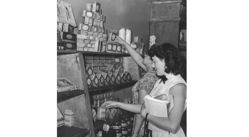 Покупательницы в одном из московских магазинов самообслуживания за покупкой чая и кофе. Фото: А. Чепрунова; Москва, июль 1956 г.