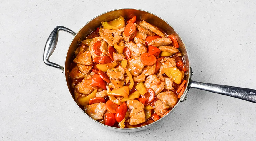 Курица в кисло-сладком соусе с болгарским перцем и морковью