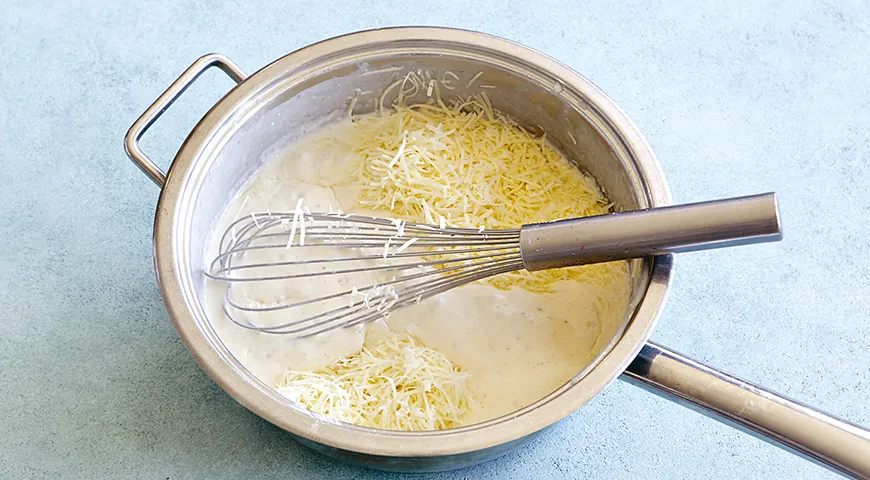 Сыр добавляет соусу «тягучести», советуем хорошо вымешивать, пока он полностью не расплавится