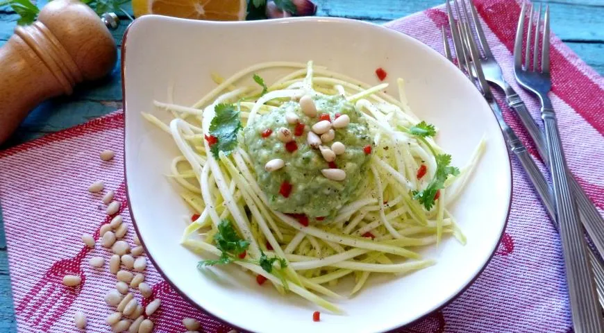 Готовим спагетти из кабачка под соусом из авокадо