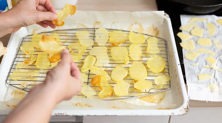 Чипсы из духовки тоже будут хрустящими, но не настолько, как классические, приготовленные во фритюре