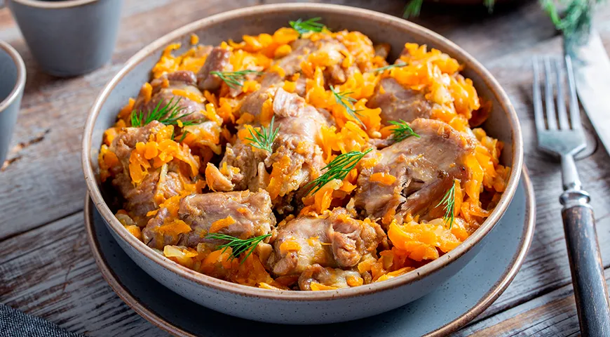 Тушеные шейки индейки с овощами