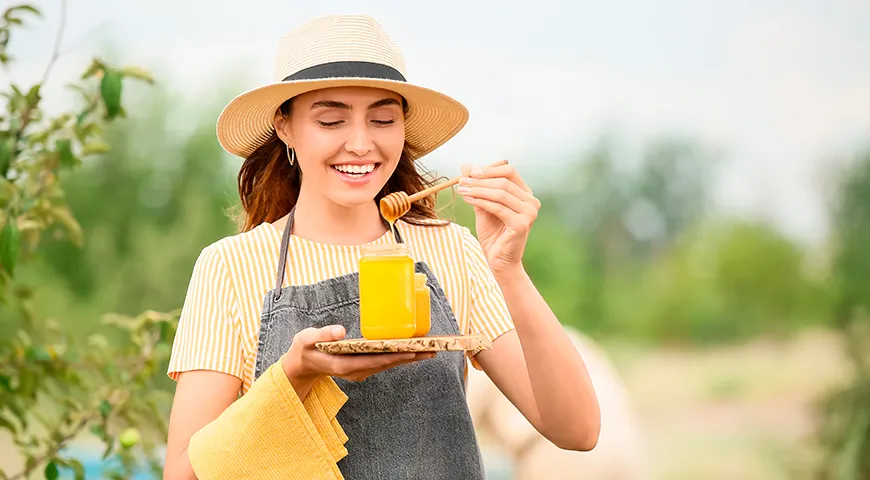 Мед помогает облегчить симптомы предменструального синдрома, улучшая настроение и восполняя дефицит микроэлементов